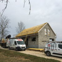 TRAVAUX DE COUVERTURE ZINGUERIE DANS UN PAVILLON A BREVANS