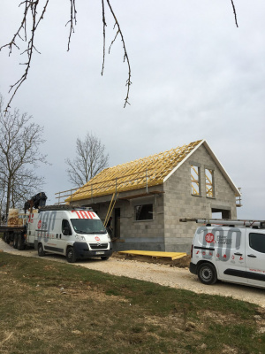 TRAVAUX DE COUVERTURE ZINGUERIE DANS UN PAVILLON A BREVANS