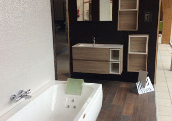 Présentation d'une baignoire balnéo dans notre showroom